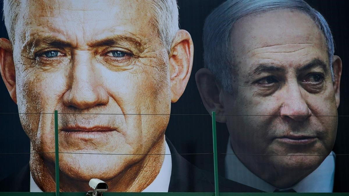 Carteles electorales de Benny Gantz y Binyamin Netanyahu.