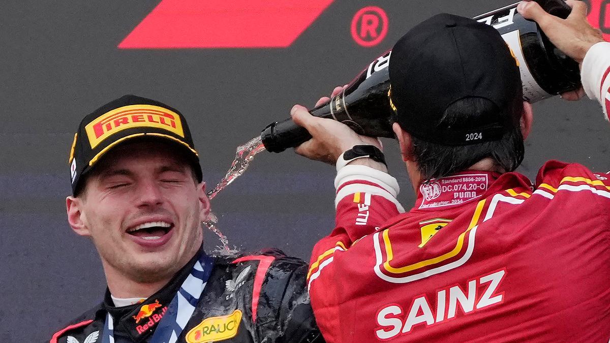 Carlos Sainz baña en champagne a Max Verstappen en el podio de Suzuka