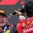Carlos Sainz baña en champagne a Max Verstappen en el podio de Suzuka