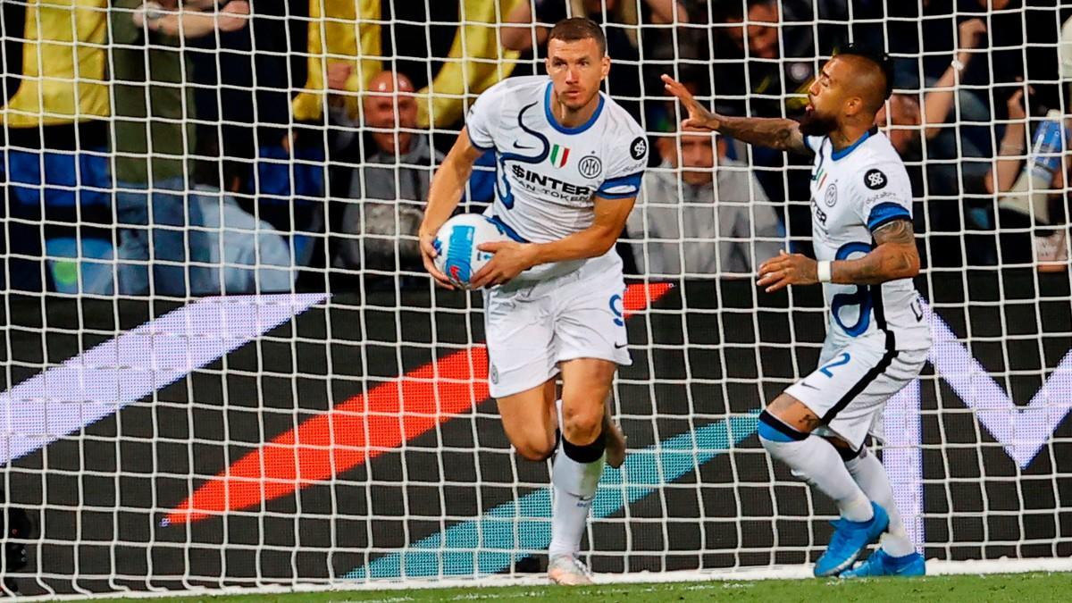 Edin Dzeko salió desde el banquillo para marcar para el Inter frente al Sassuolo
