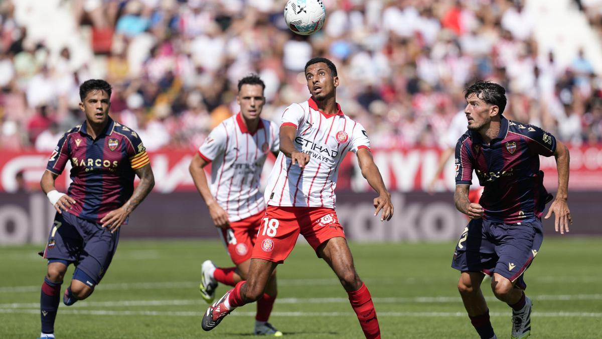 GIRONA (ESPAÑA), 20/09/2025.- Los jugadores del Girona FC, Arnau Martínez (2i) y Azzedine Ounahi (2d) luchan por el balón con Roger Brugué (i) y Unai Vencedor (d) del UD Levante durante el partido de LaLiga disputado este sábado en el estadio municipal de Montilivi en Girona. EFE/David Borrat. girona . levante. liga españa 2025/2026 girona . levante. 05. accion. montilivi