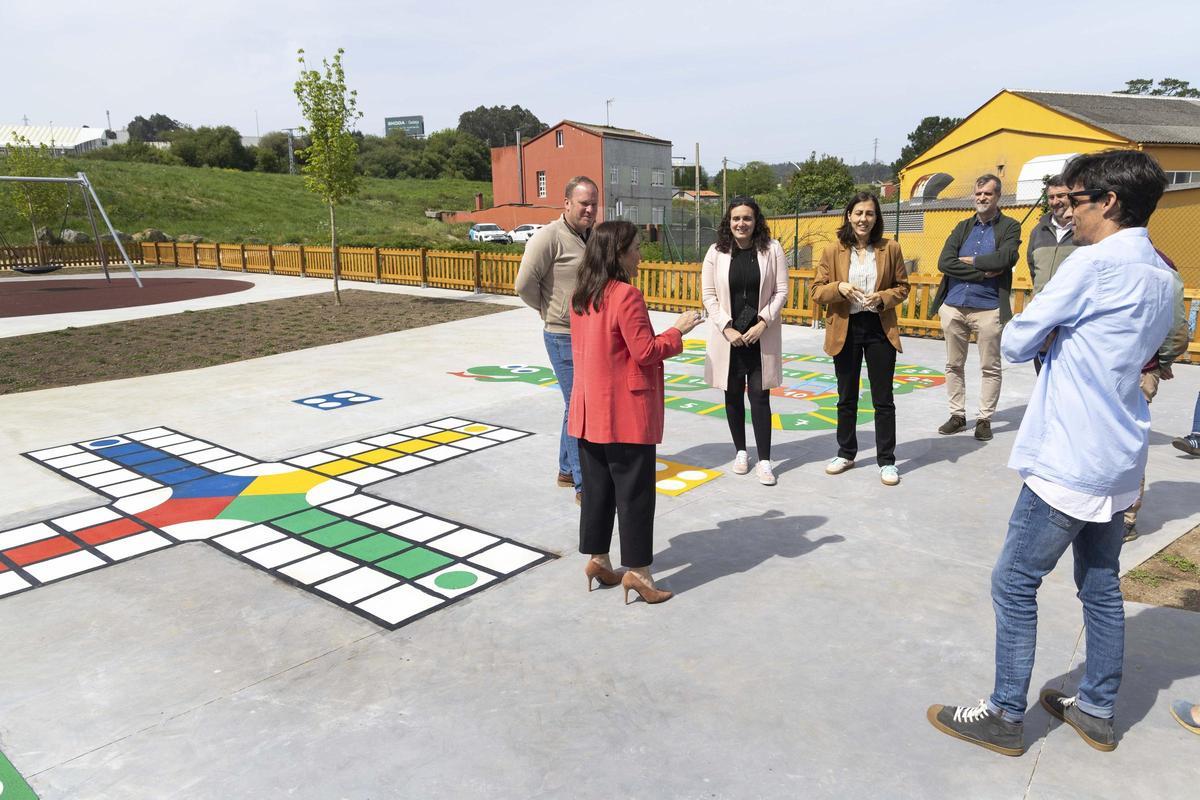 La alcaldesa Inés Rey visita el parque infantil del polígono de Someso.