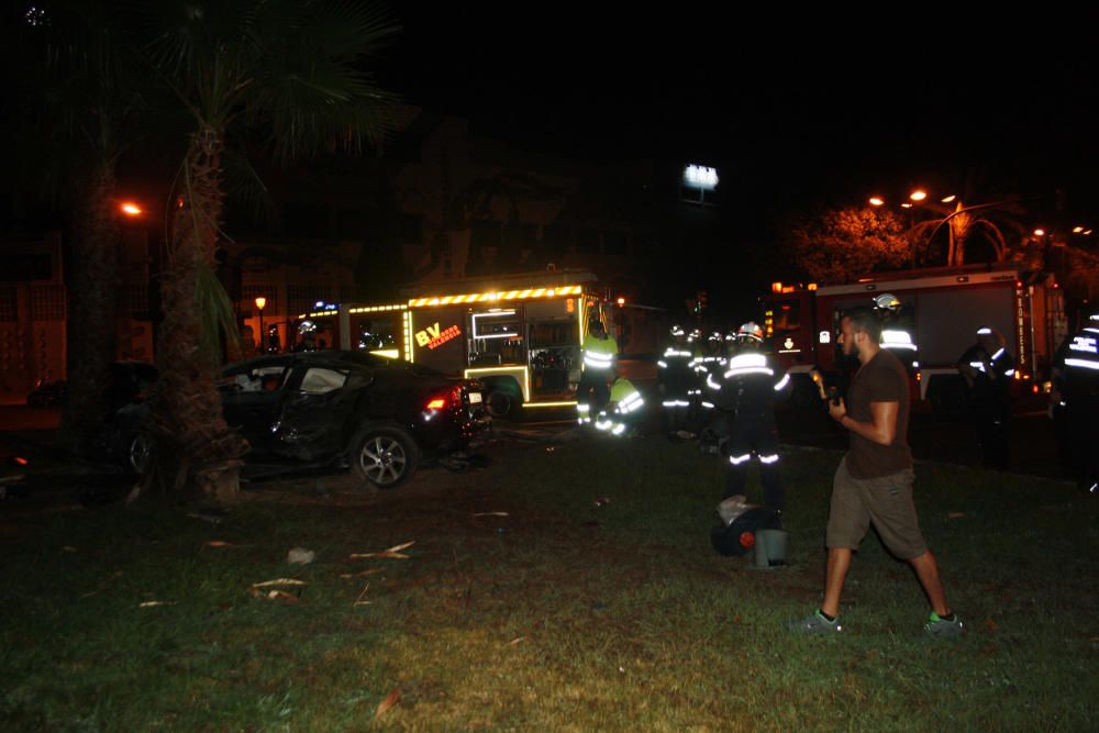 Estrella su coche en una rotonda de Tres Forques