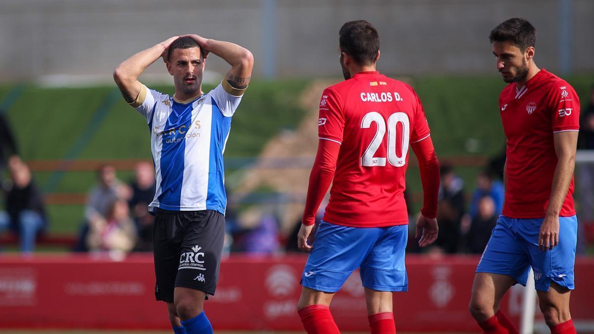 Ander Vitoria lamenta un fallo durante el partido de Liga en Sagunto.