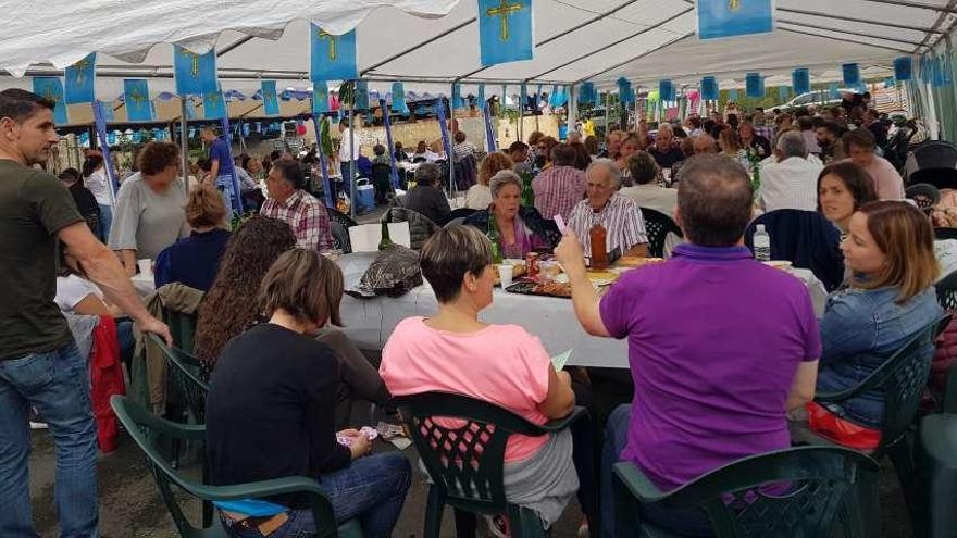 Asistentes a la comida popular en Baldornón.