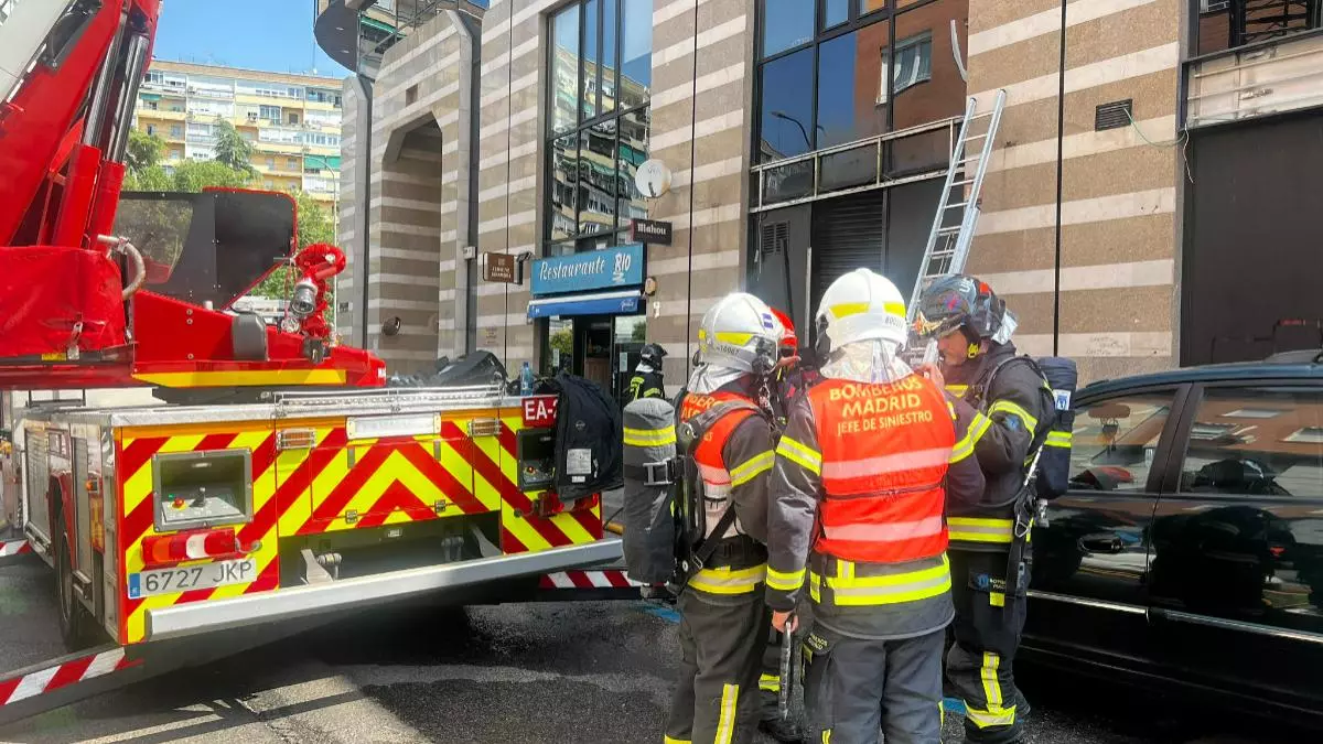 Arde un local en Ciudad Lineal: sin heridos, pero con gran despliegue de emergencias