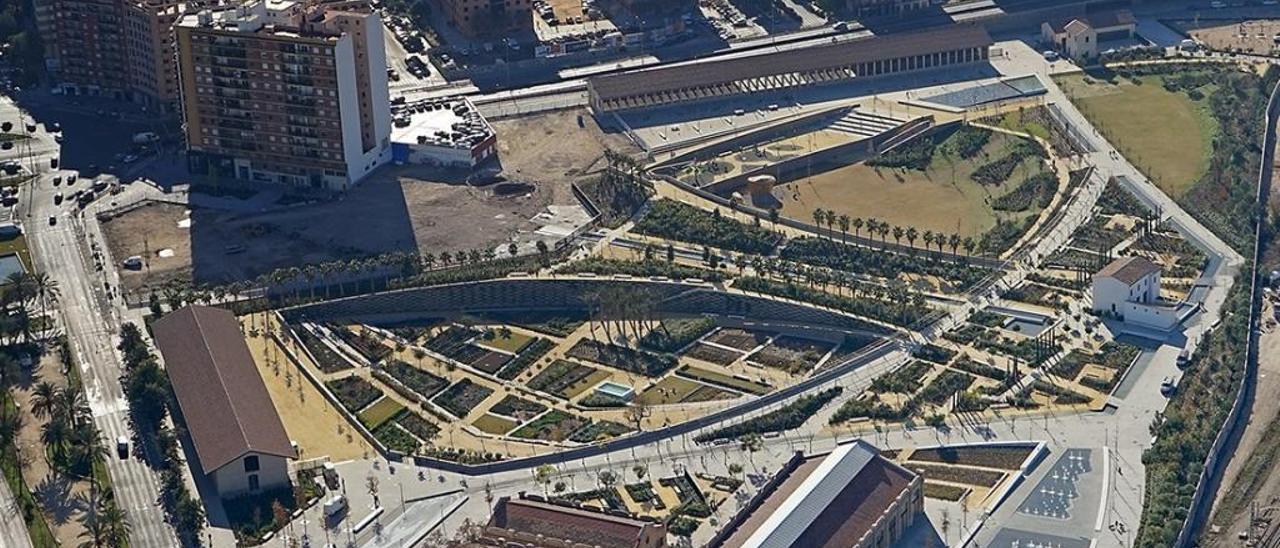 El nuevo jardín del Parc Central con las parcelas edificables sin adjudicar al fondo.