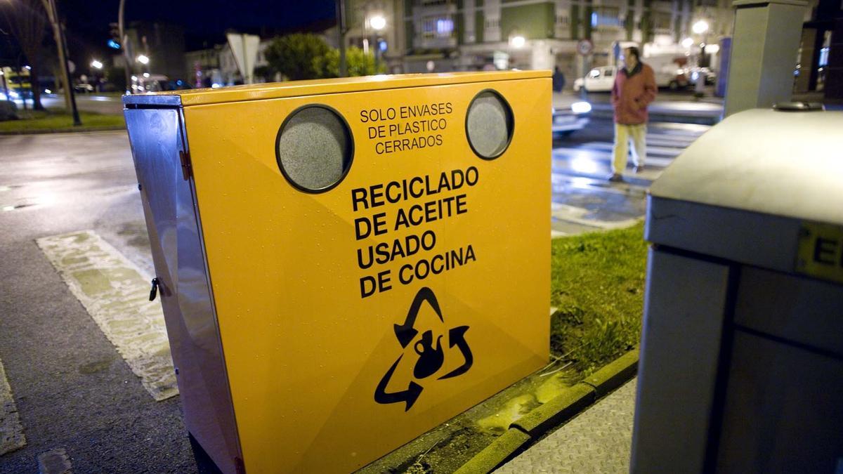 Un depósito para reciclar aceite instalado en una localidad asturiana.