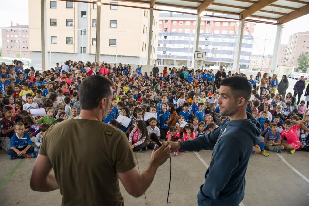 Los jugadores del Real Oviedo, Esteban y Diegui, visitan el colegio de La Corredoria 2