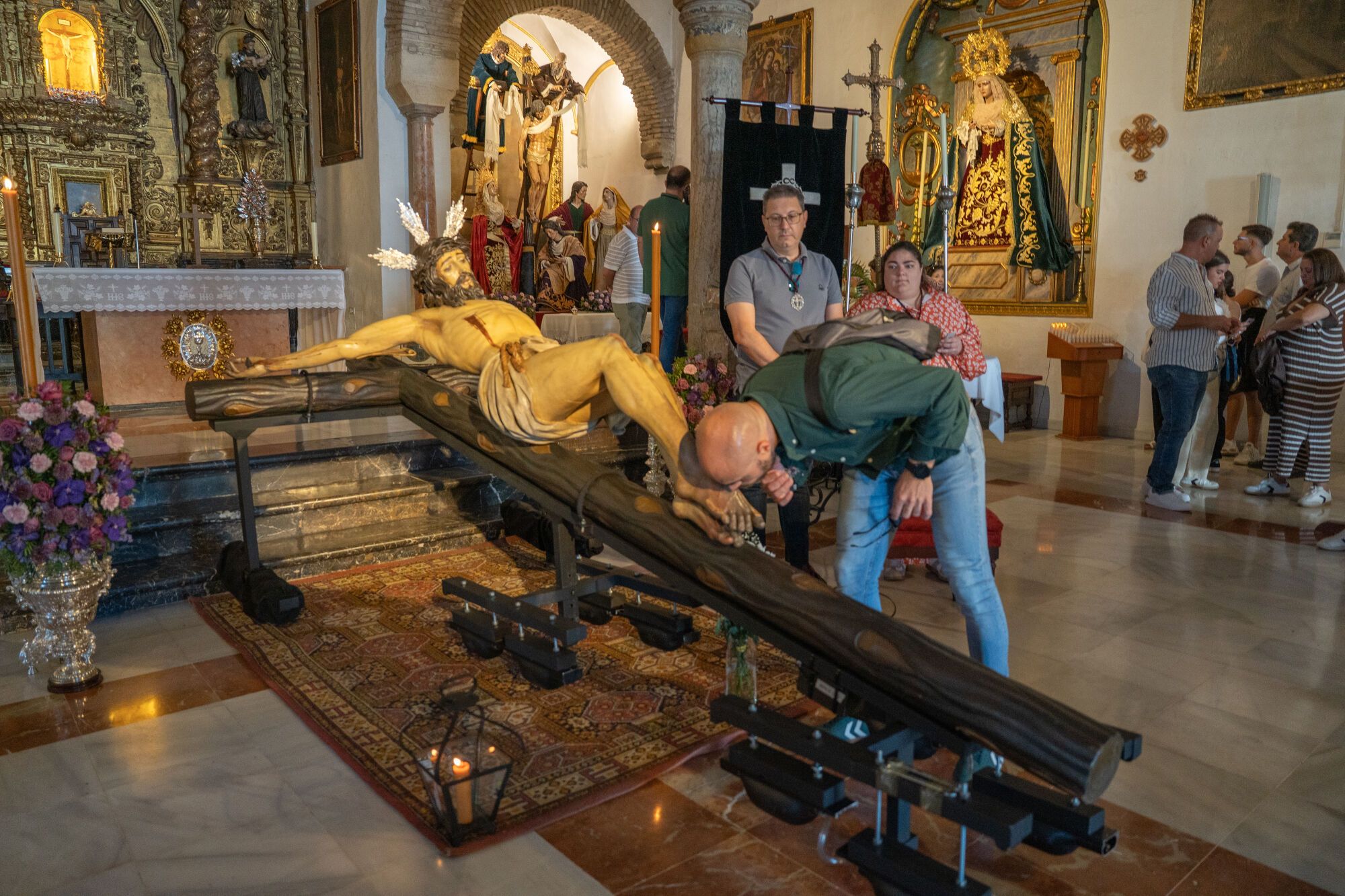 Las visitas a los templos del Magno Vía Crucis, en imágenes