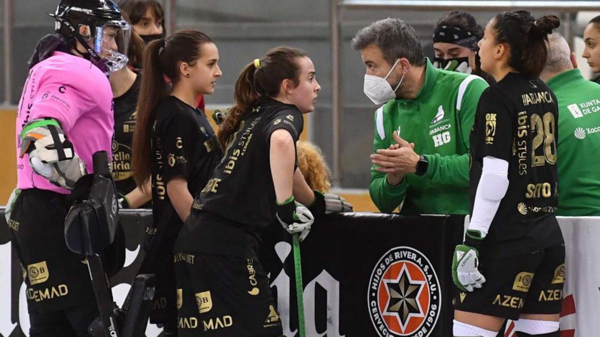 Stanis se dirige a las jugadoras en un tiempo muerto.