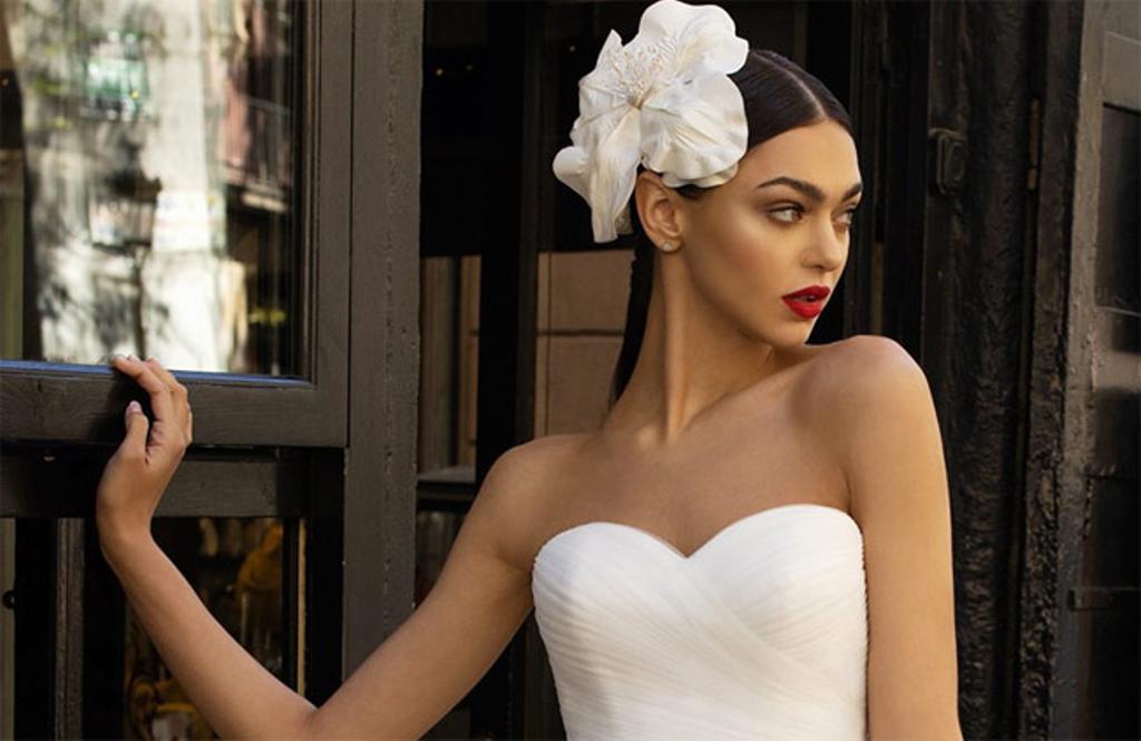 Una novia vestida con un traje de Pronovias