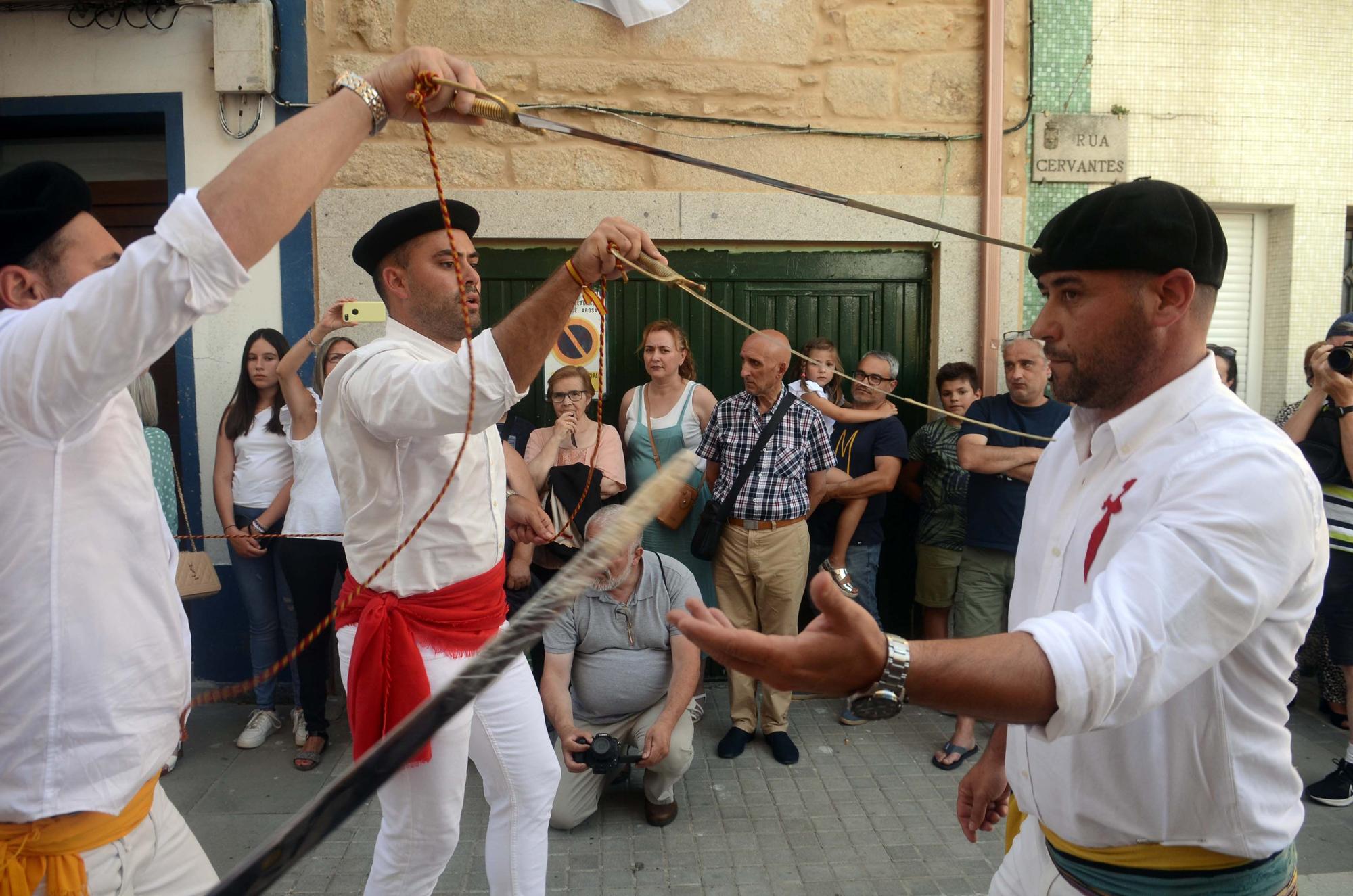 La "Danza de las Espadas" recupera en Carril todo su esplendor