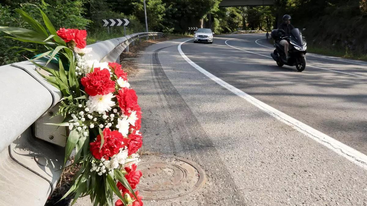 Corona de flores en la curva de Cesantes ( Redondela ) en la que los jóvenes vigueses África Pérez Fernández y Alejandro González Paz fallecieron en el accidente de tráfico mortal ocurrido el 19 de agosto de 2024, cuando la motocicleta en la que iban chocó contra un coche y un camión de la basura.