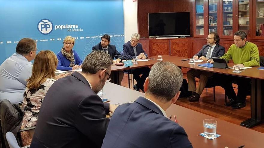 El presidente Fernando López Miras comenzó la semana reuniendo en la sede del PP al núcleo duro del partido en la Región.