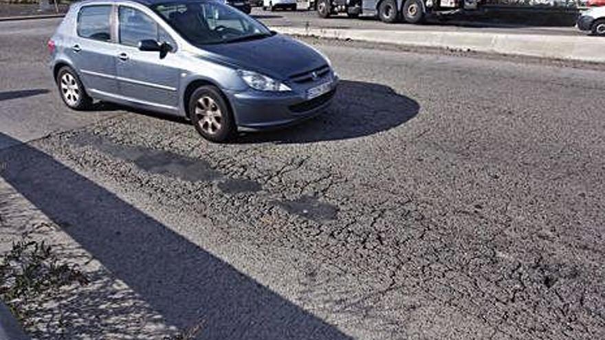 Asfalt amb estries. Des de fa anys, el vial que connecta la sortida de l&#039;autopista a Salt amb la Costa Brava s&#039;ha anat malmetent en el terme municipal saltenc a l&#039;espera d&#039;una intervenció global que no arriba mai.