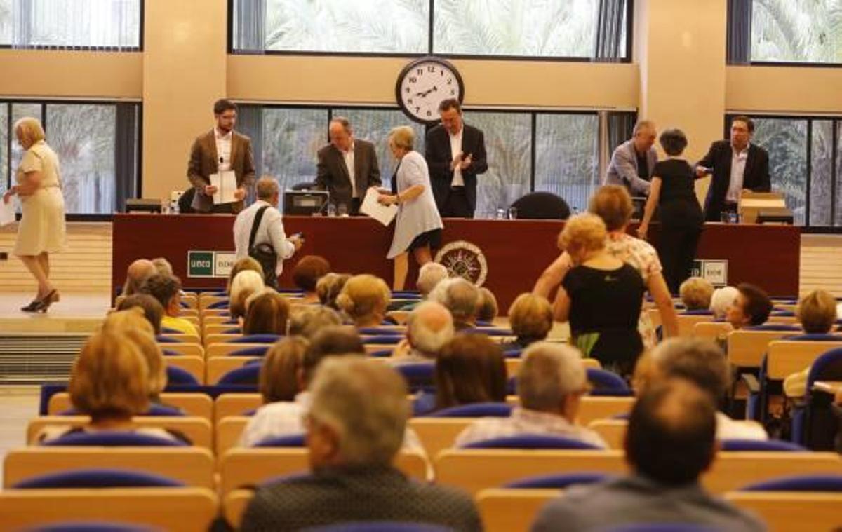 La Uned entrega diplomas a cerca de 150 alumnos del aula de mayores de 55 años