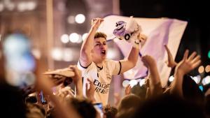 Los aficionados del Real Madrid celebran la 36ª Liga en la plaza de Cibeles.