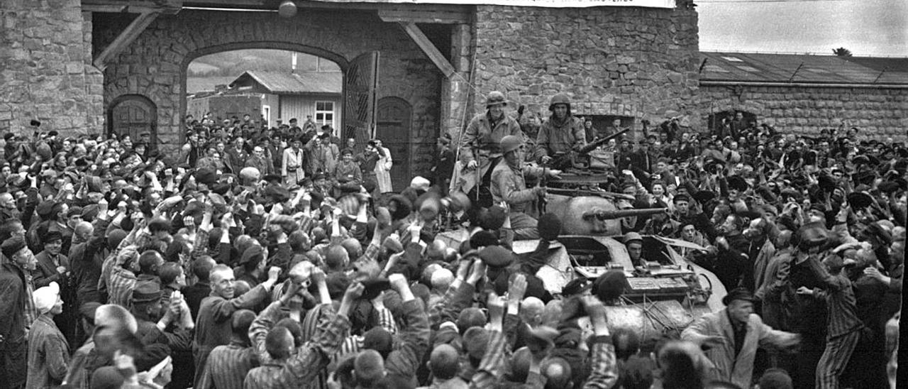 Arriba, los presos españoles el día de la liberación de Mauthausen. Debajo, un fragmento de la carta que Canga escribió a una familia que buscaba a sus hijos y el carné de prisionero en Gusen del mierense. | Deportados Asturias / Carlos Barrio