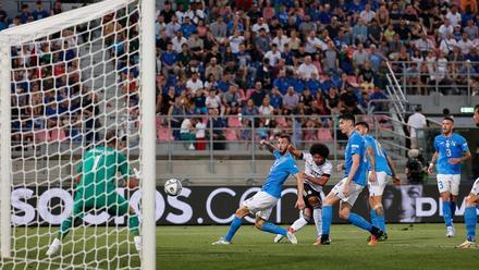 Gnabry disparando a la portería de Donnarumma