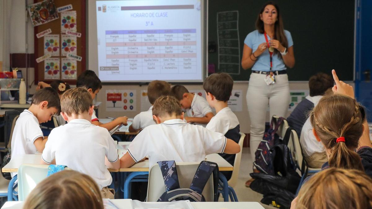 Una profesora de primaria y sus alumnos, en un colegio de Madrid