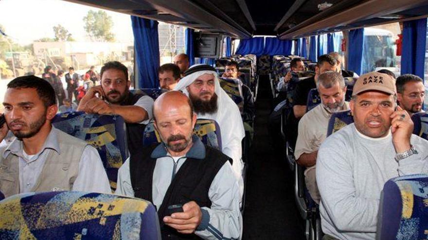 Varios activistas a su llegada a la frontera entre Israel y Jordania. EFE/Jamal Nasrallah