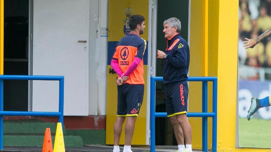 Quique Setién charla con Aythami durante un entrenamiento reciente en Barranco Seco.