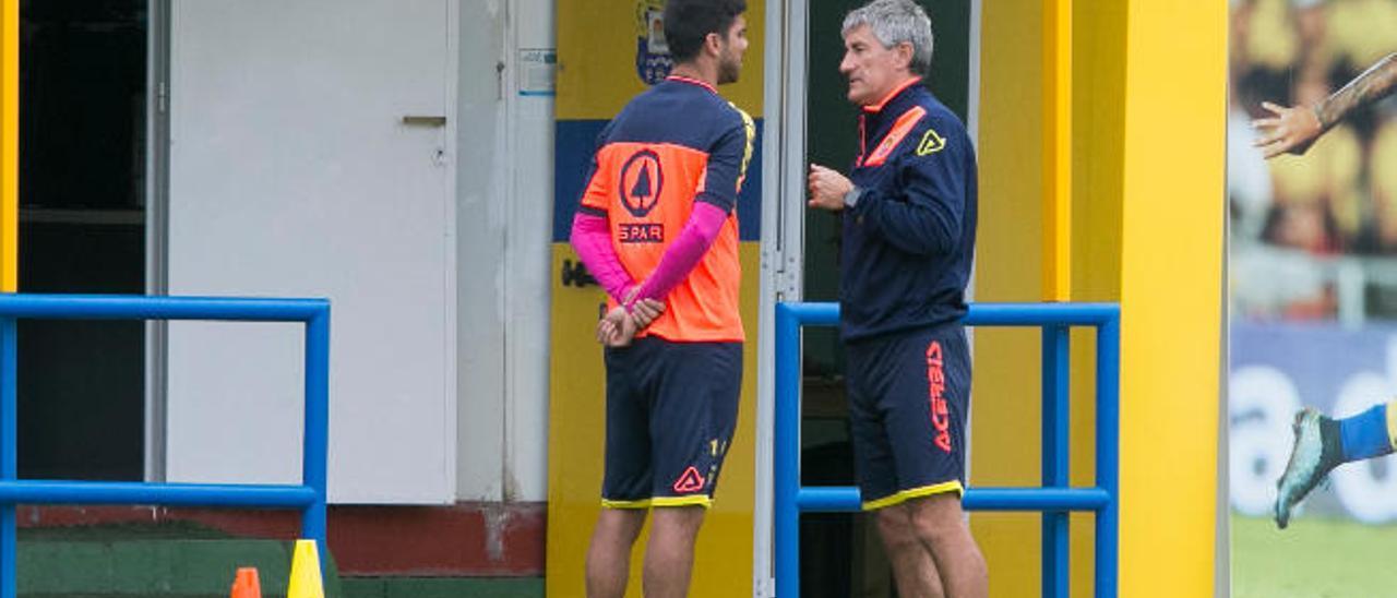 Quique Setién charla con Aythami durante un entrenamiento reciente en Barranco Seco.