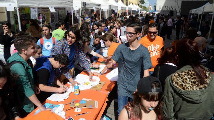 Numerosos estudiantes, ayer en la Feria de la Igualdad instalada en la calle Pérez Galdós de la capital grancanaria.