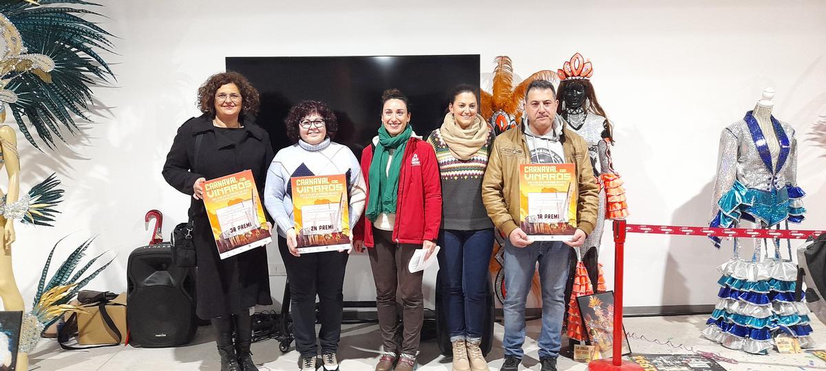 Foto de familia de los ganadores del concurso de escaparates.