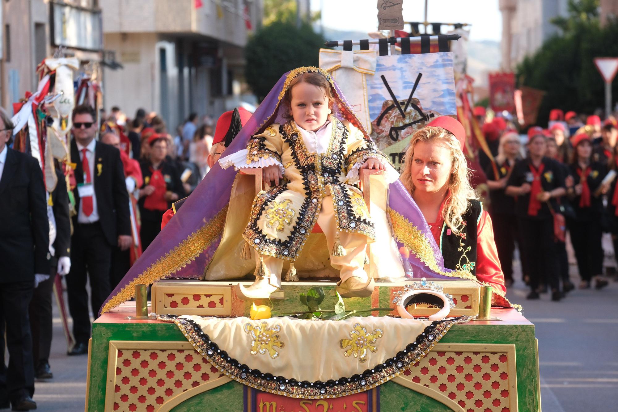 Así ha sido el desfile conmemorativo del 200 aniversario de los Moros Viejos de Petrer