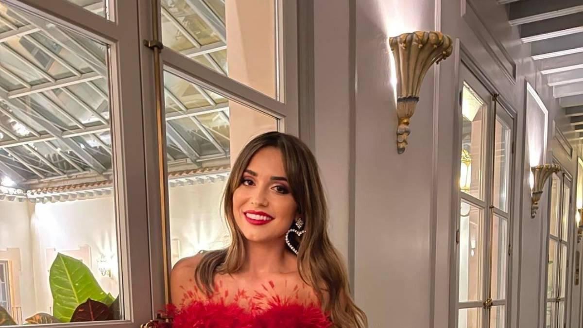 Verónica Díaz de JustCoco con un top de plumas de Alicia Rueda