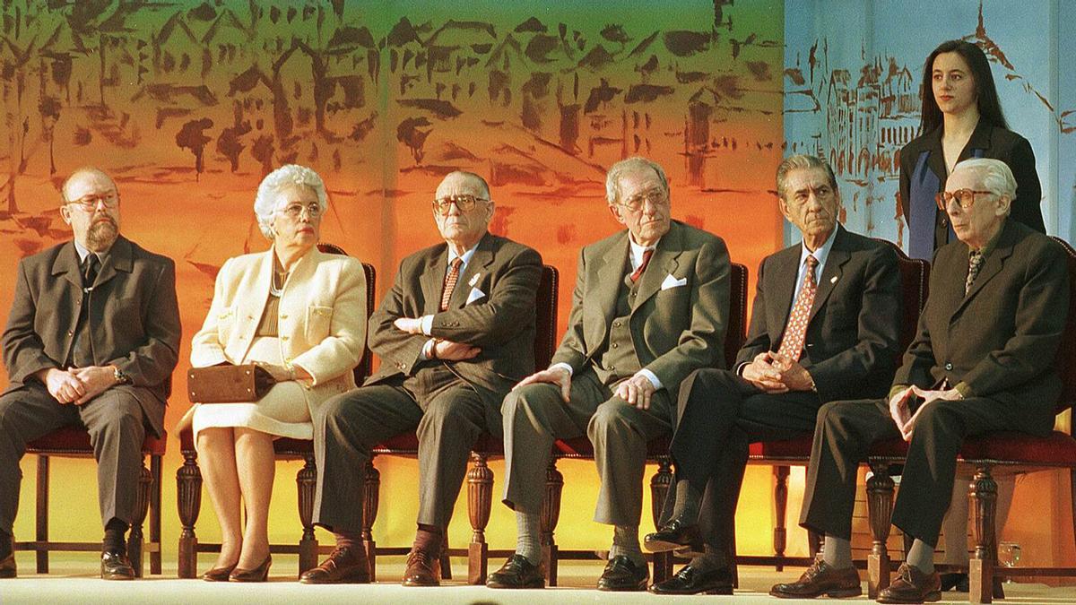 Acto de entrega de la Medalla de la Ciudad de Vigo y los titulos de Vigueses Distinguidos. Traspuesto es el segundo por la derecha