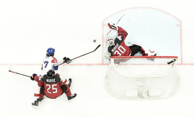 Matt Murray (R) desvía el disco del delantero Michael Frolik durante el partido de semifinales Canadá vs República Checa del Campeonato Mundial de Hockey sobre hielo IIHF 2019 de IIHF en Steel Arena en Bratislava, Eslovaquia.