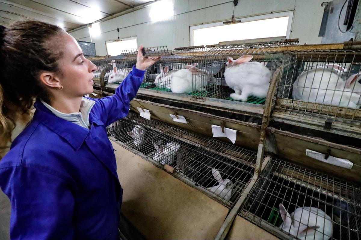 Irene Gómez trabajando en la granja.