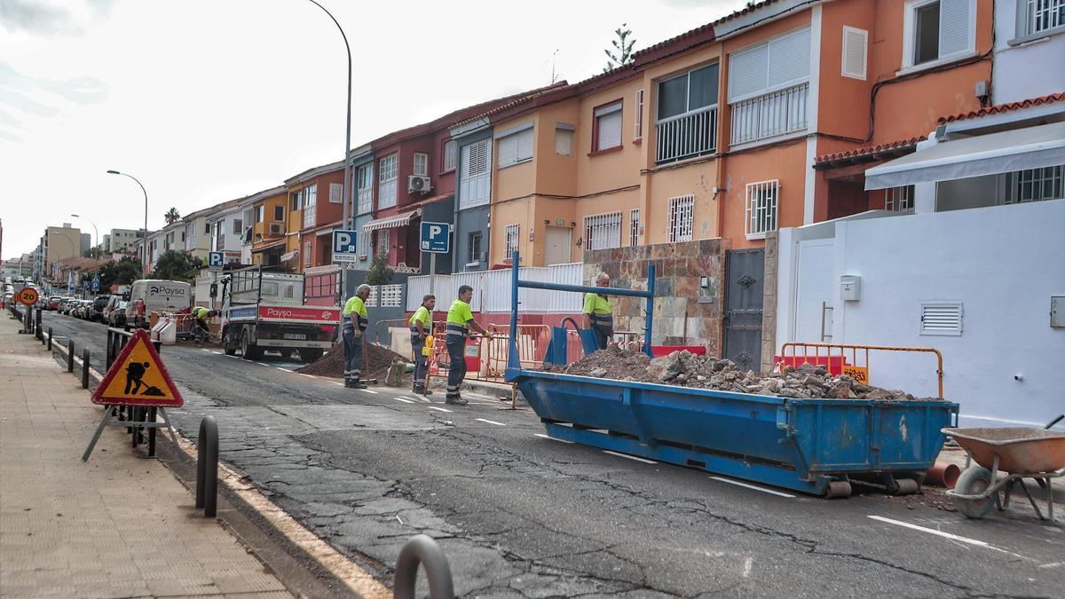 Obras que se llevan a cabo en la calle Guía de Isora, en el barrio de La Salud.