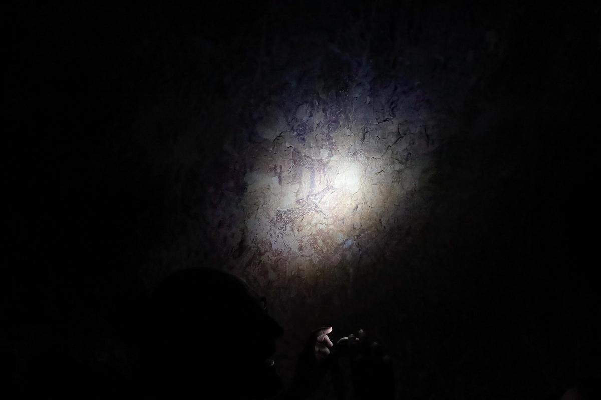Imágenes de la visita nocturna a las pinturas rupestres de la Sarga