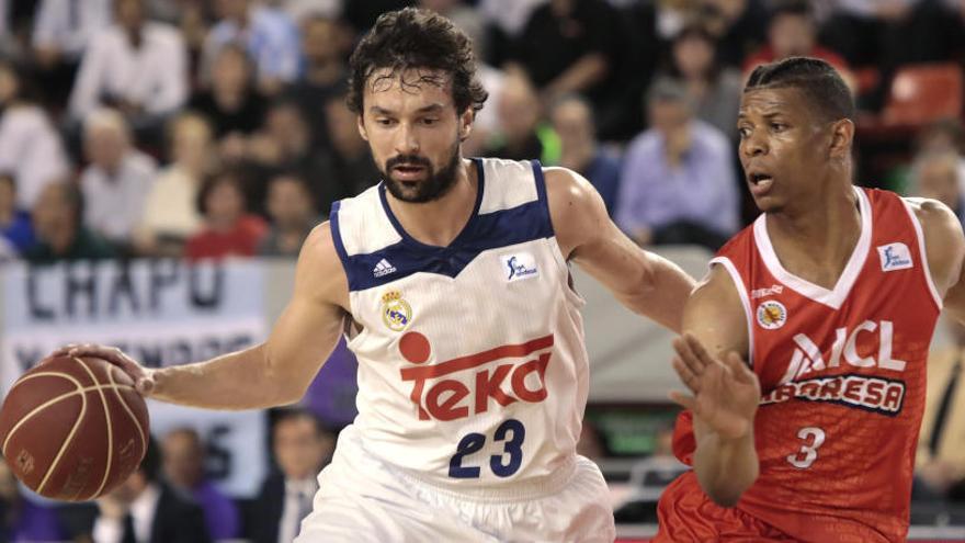 Sergio Llull, ante Michael Machado.