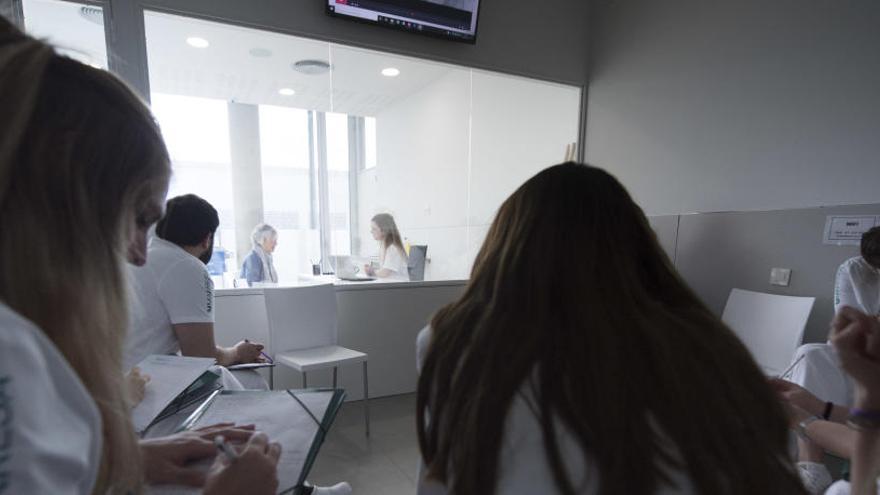 Estudiants d&#039;Infermeria en una classe de simulació a la Clínica Universitària de la FUB-UManresa