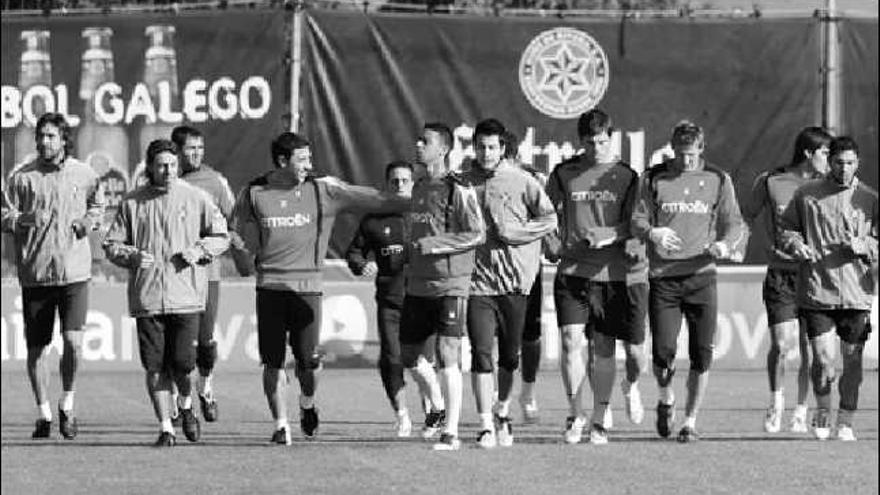 Los jugadores del Celta, al comienzo del entrenamiento de ayer en A Madroa. / Jesús de Arcos