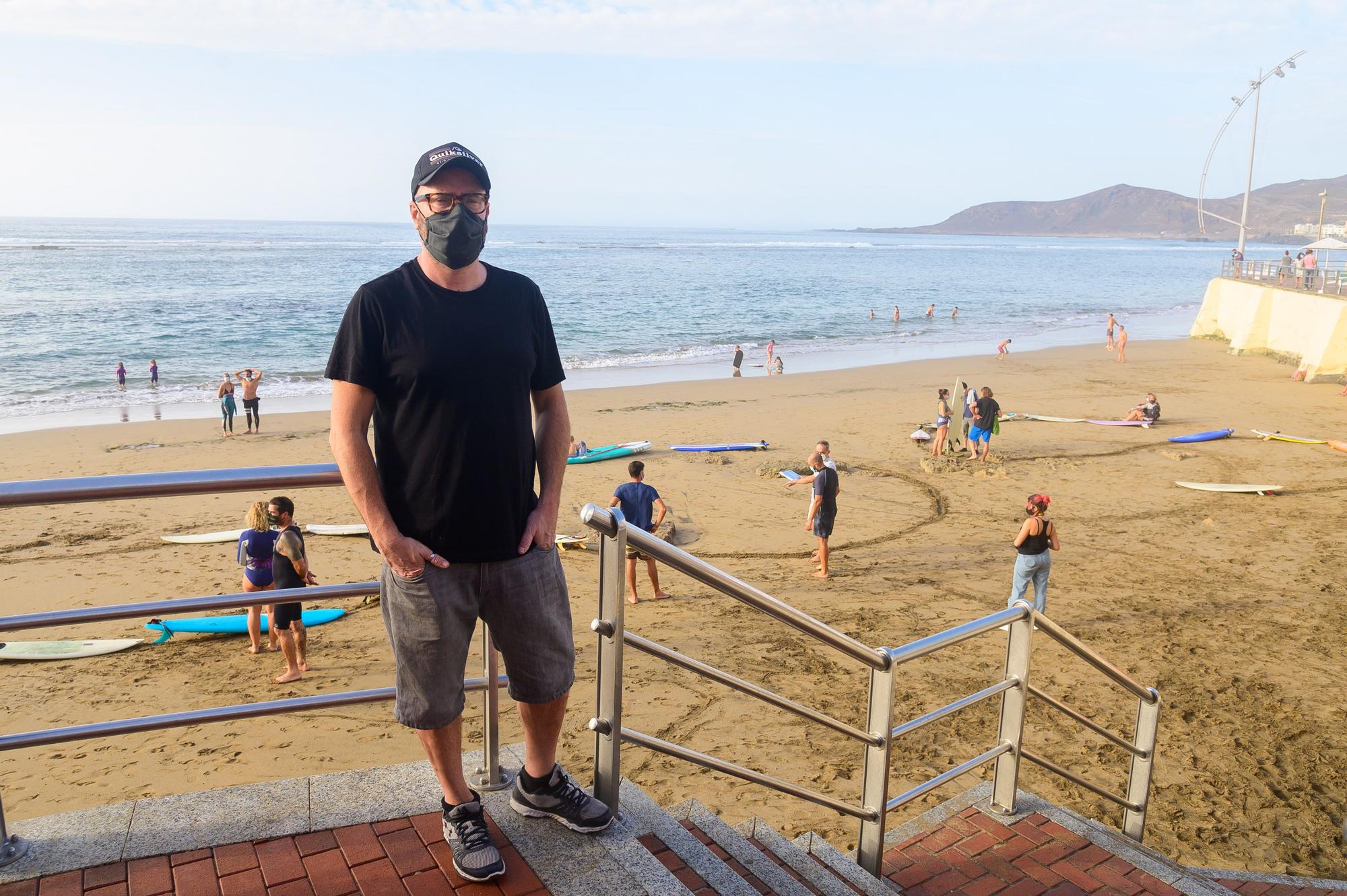 Más de treinta surferos dibujan una llamada de socorro en Playa Chica