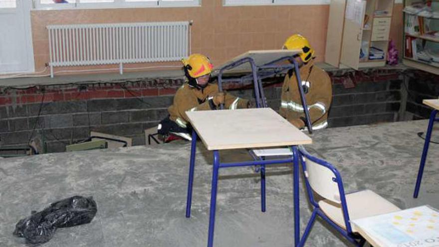 El socavón se &quot;llevó por delante&quot; media clase y los niños cayeron a una profundidad de metro y medio. Los bomberos retiraron material y ayudaron a los heridos.