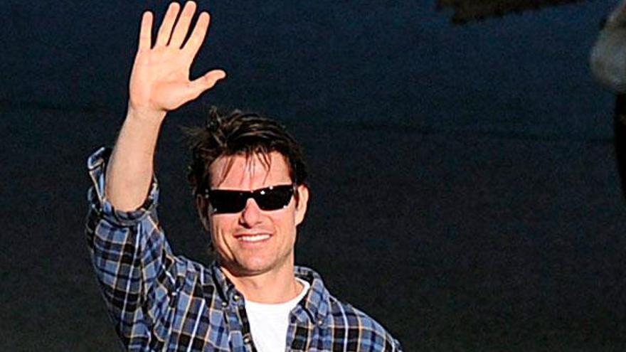 Tom Cruise saluda a su llegada al aeropuerto de Salzburgo (Austria), para unirse al rodaje de la película ´Knight and Day´.