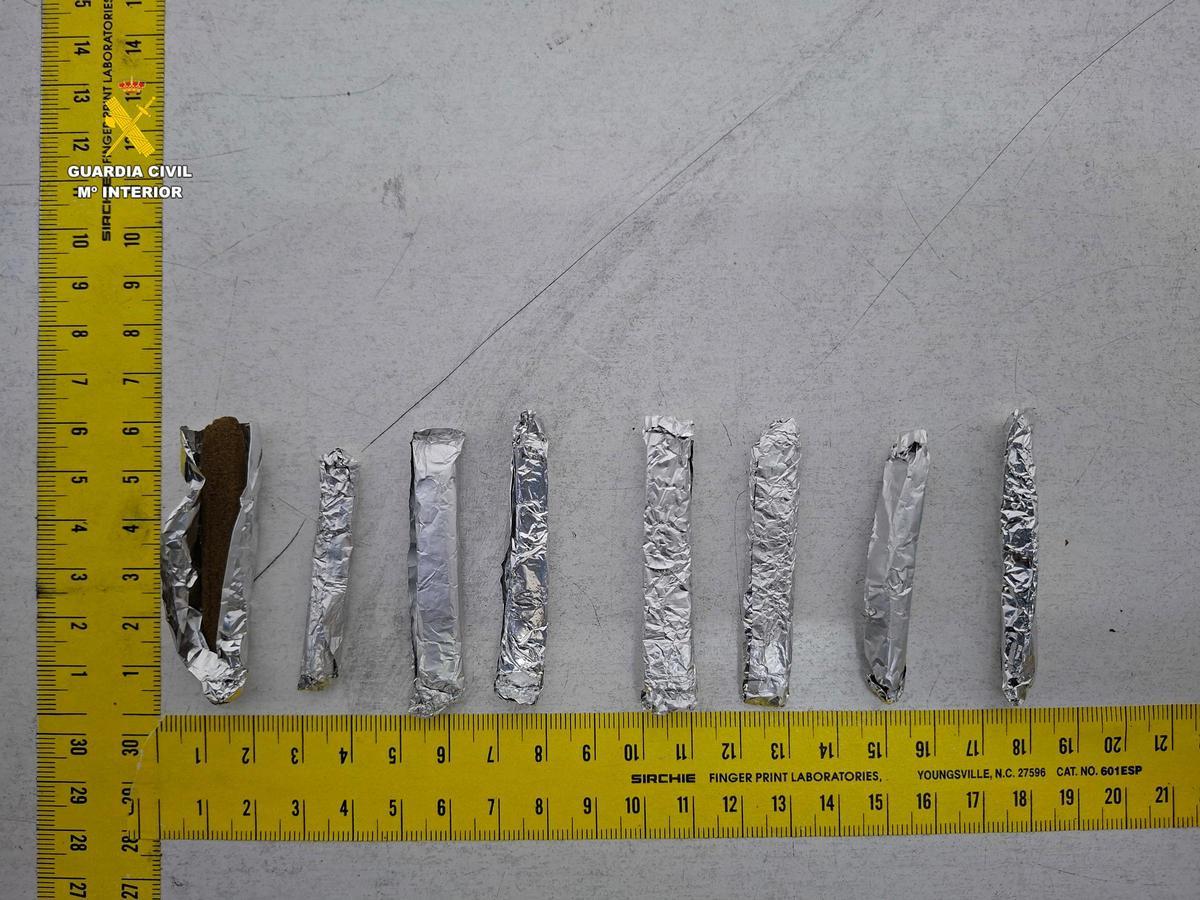 Algunas de las sustancias estupefacientes requisadas por la Guardia Civil.