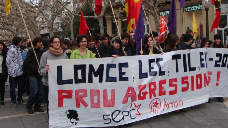 Estudiants manifestant-se contra la Lomce