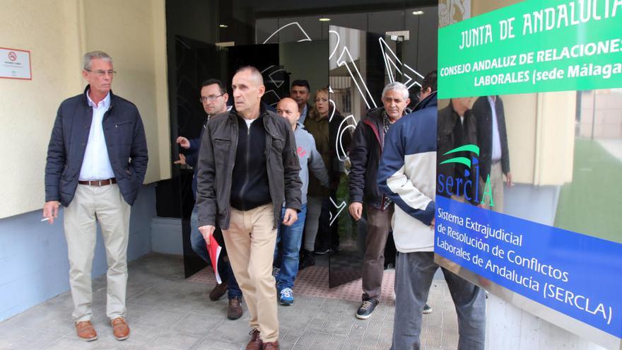 Miembros del comité de empresa de Limasa saliendo de la Delegación de Trabajo tras registrar la convocatoria de huelga.