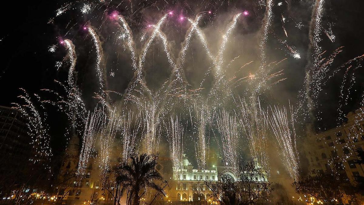 Disparo de la Nit de l&#039;Alba desde la plaza del Ayuntamiento, un espacio que este año no lo albergará