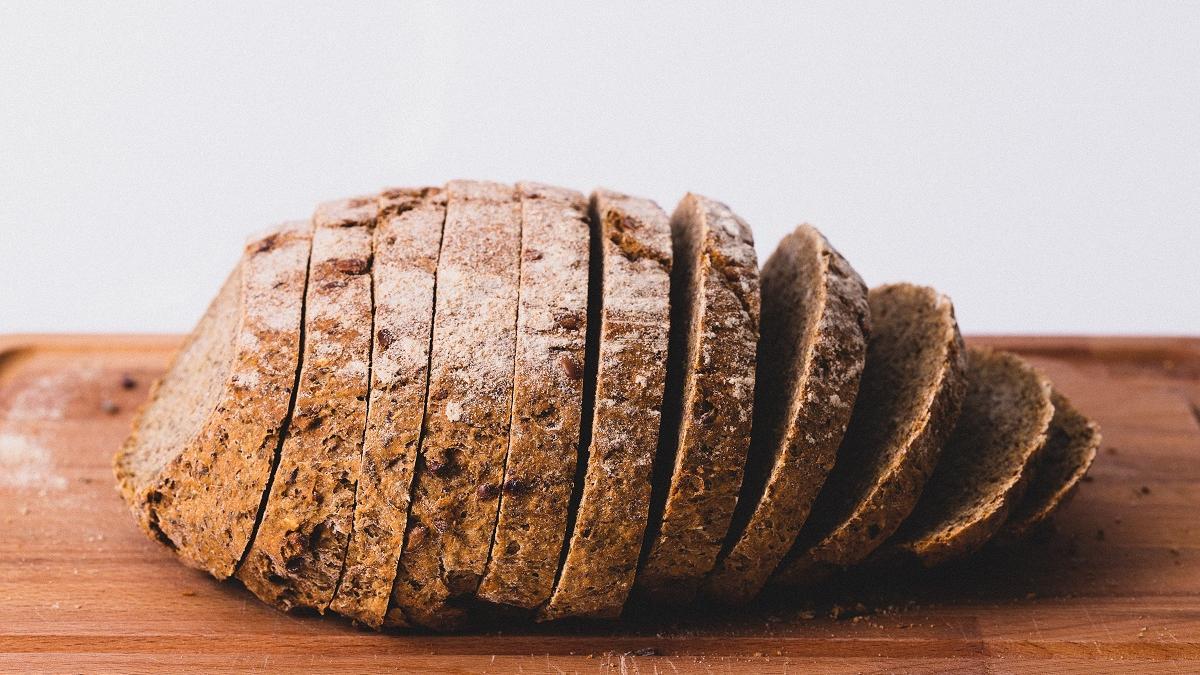 El pan se encuentra entre los alimentos con un contenido calórico medio.