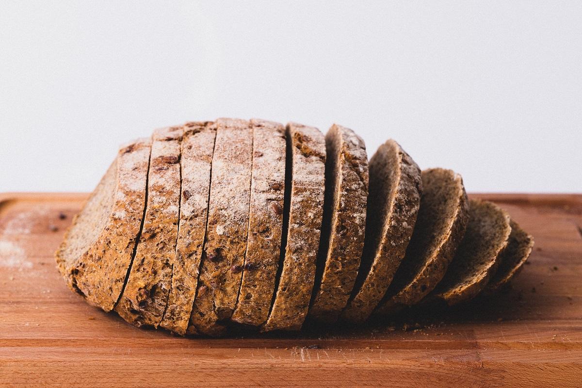El pan se encuentra entre los alimentos con un contenido calórico medio.