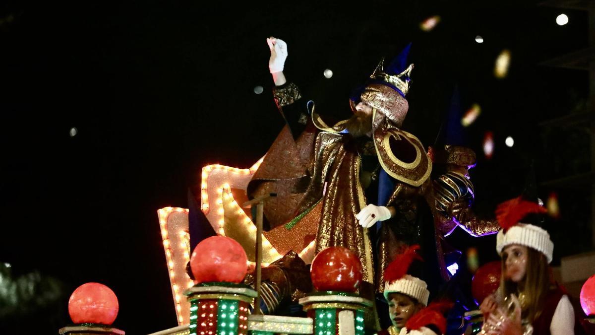 El Rey Gaspar lanza caramelos desde su carroza real.
